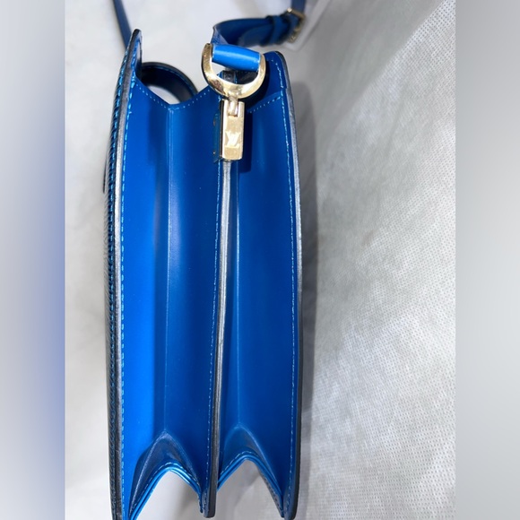 Louis Vuitton Epi Capucines Handbag - Picture 11 of 12